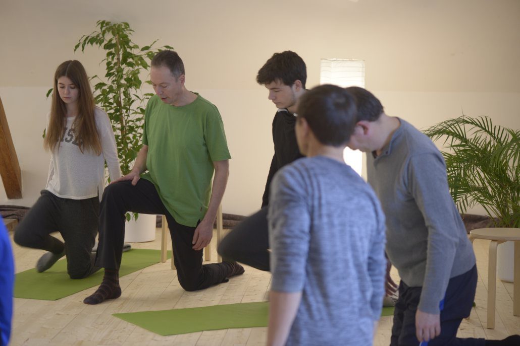 Udo Tiemeyer geht im Gruppenunterricht auf den Gesundheitszustand des Einzelnen ein. Mit seiner Anleitung unterstützt er die Übenden dabei, mit bewusstem Einsatz des Atems und individuellen Übungen die Verbesserung des Gesundheitszustands erreichen zu können. Der zertifizierte Yoga-Lehrer unterrichtet in seinem Yoga-Studio in Herford.