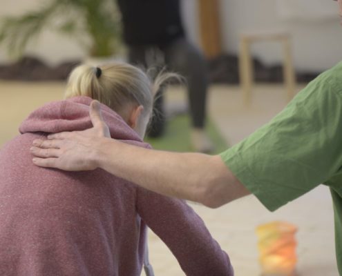 Yoga Herford: Ihr zertifizierter Lehrer Udo Tiemeyer stimmt die Übungen, die sogenannten Âsanas, auf die Ziele, die gesundheitliche Verfassung und die gesundheitliche Beeinträchtigung des Übenden ab. Der individuelle Unterricht in seinem Yoga-Studio trägt dazu bei, dass sich die Schüler mit Yoga wohlfühlen.