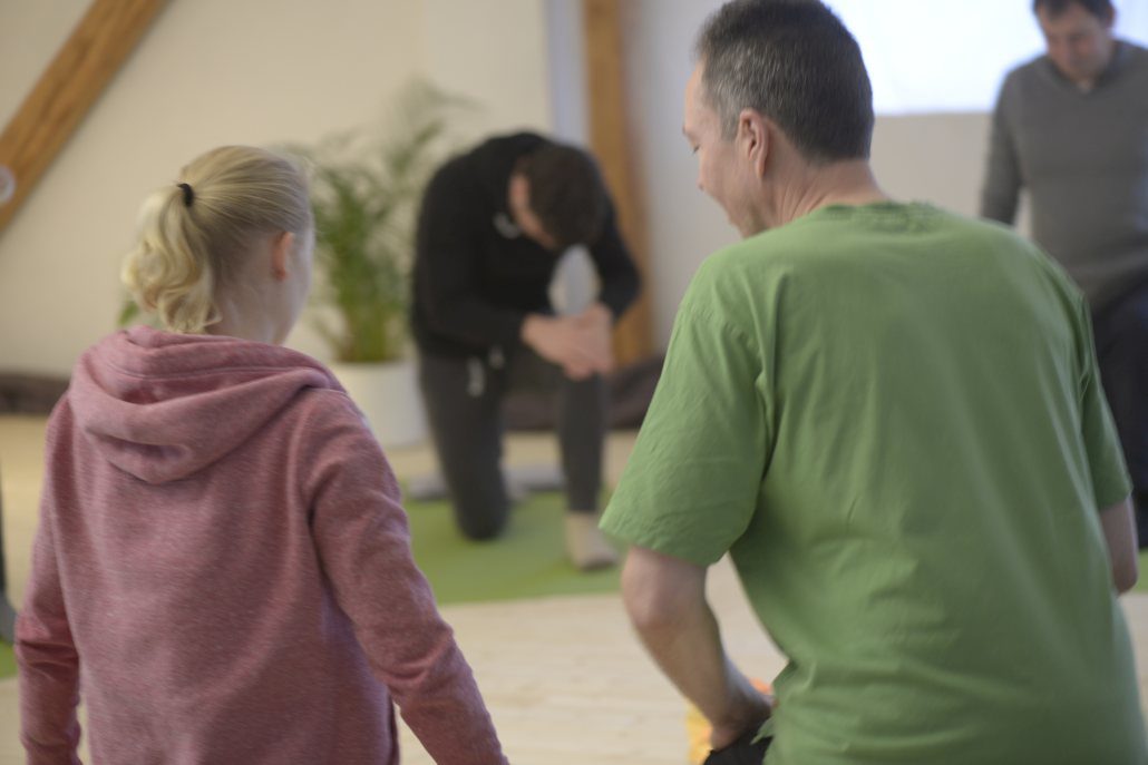 Yoga Herford: Die individuelle Ausrichtung der Übungen auf die Übenden zeichnet den Unterricht bei yogafreuden.de aus. Ob im Einzelunterricht oder beim gemeinsamen Üben im Gruppenunterricht, der zertifizierte Yoga-Lehrer Udo Tiemeyer geht auf die Erwartungen und Möglichkeiten der Personen ein. In einem Probeunterricht können Sie sich ein Bild davon machen.